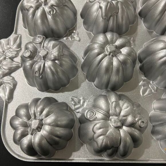 Nordic Ware Cast Aluminum Nonstick Pumpkin Patch Baking Cakes Muffins Pan - Picture 4 of 6